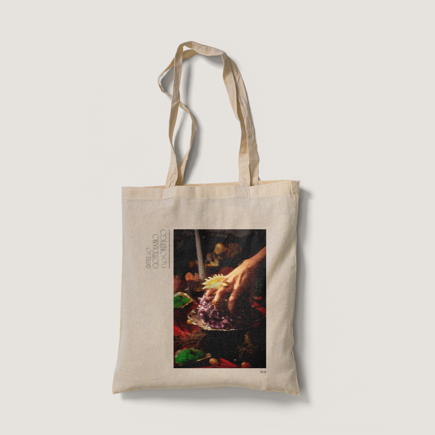 Totebag Entre lo cotidiano y lo onírico "La Mano"